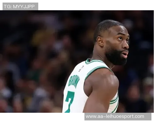 杰伦布朗半场表现平平7投3中三分命中率高但仅得8分助力球队需更努力 杰伦布朗半场表现平平7投3中三分命中率高但仅得8分助力球队需更努力