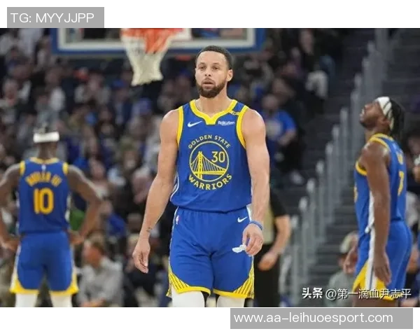 勇士队医澄清库里伤情错误左腿受伤引发关注与讨论