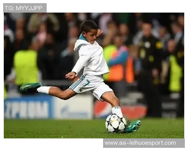 迷你罗继承父亲遗志15岁小将入选葡萄牙U16新阵容引关注 迷你罗继承父亲遗志15岁小将入选葡萄牙U16新阵容引关注